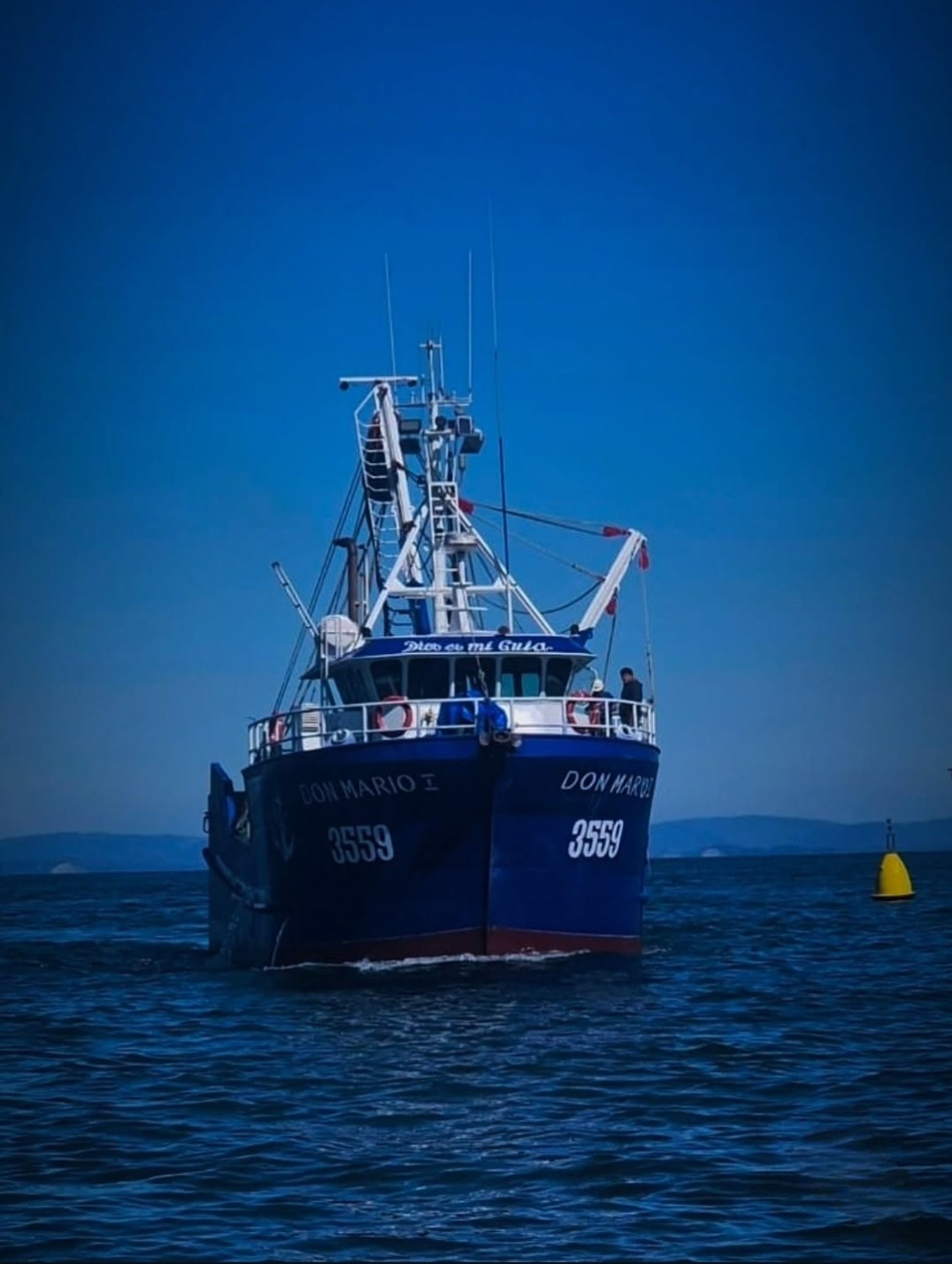 Embarcación Don Mario I navegando de frente, origen familiar de M&C Marine Solutions.