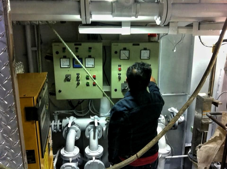 Soporte técnico en tablero eléctrico a bordo.