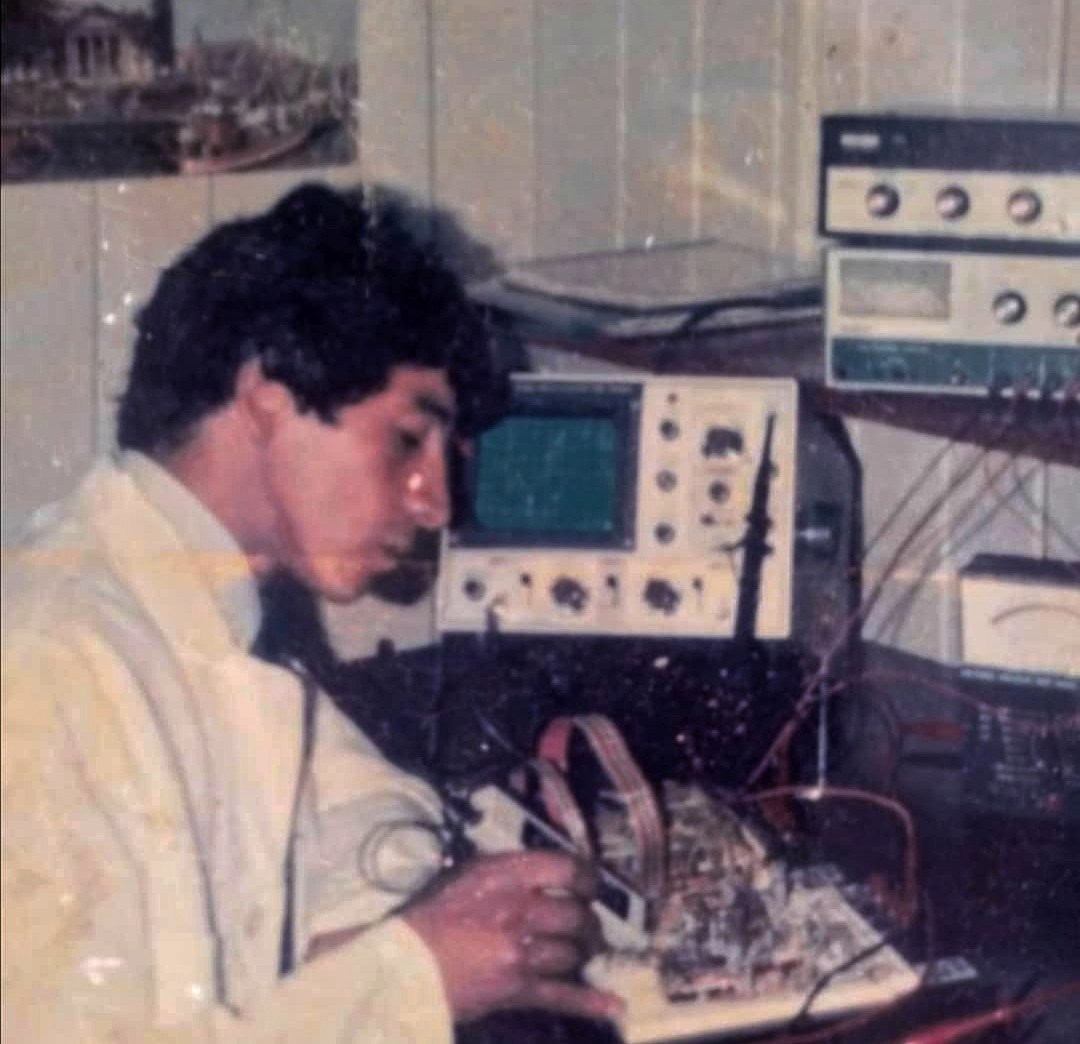 Don Mario Rojas Inzunza trabajando con equipos electrónicos en sus primeros años de trayectoria.